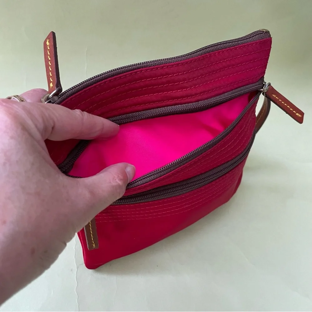 Crimson/brown Dooney & Bourke vinyl/leather crossbody bag - Picture 10 of 12